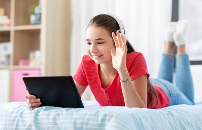 Djevojke više koriste društvene mreže i razne aplikacije, dok dječaci više igraju video igrice