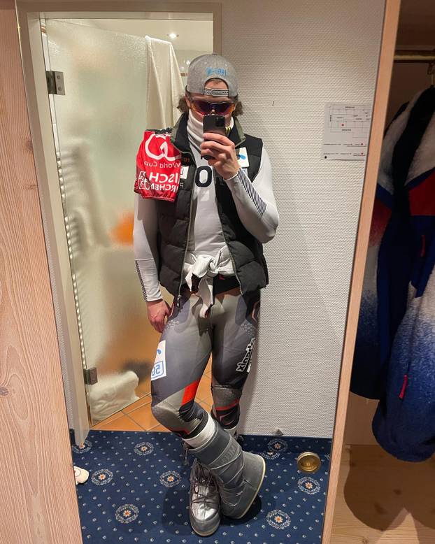 FOTO 'Alpski modni mačak' voli nositi bunde, suknje i lakirati nokte. Sad dominira skijanjem