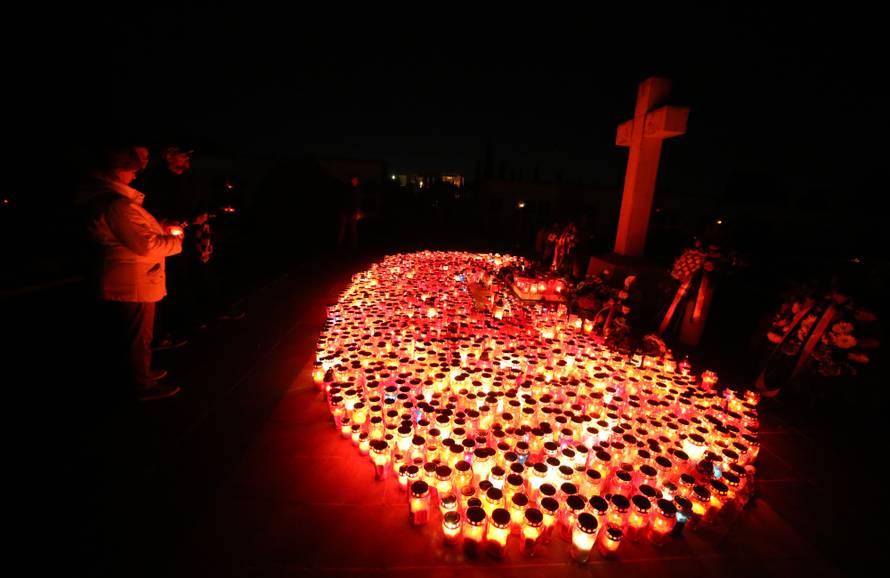 Dan je Svih svetih: Pogledajte fotografije s hrvatskih groblja