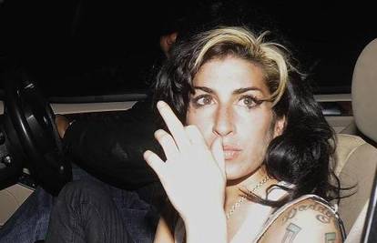 Amy Winehouse muku muči sa zubima i razvodom 