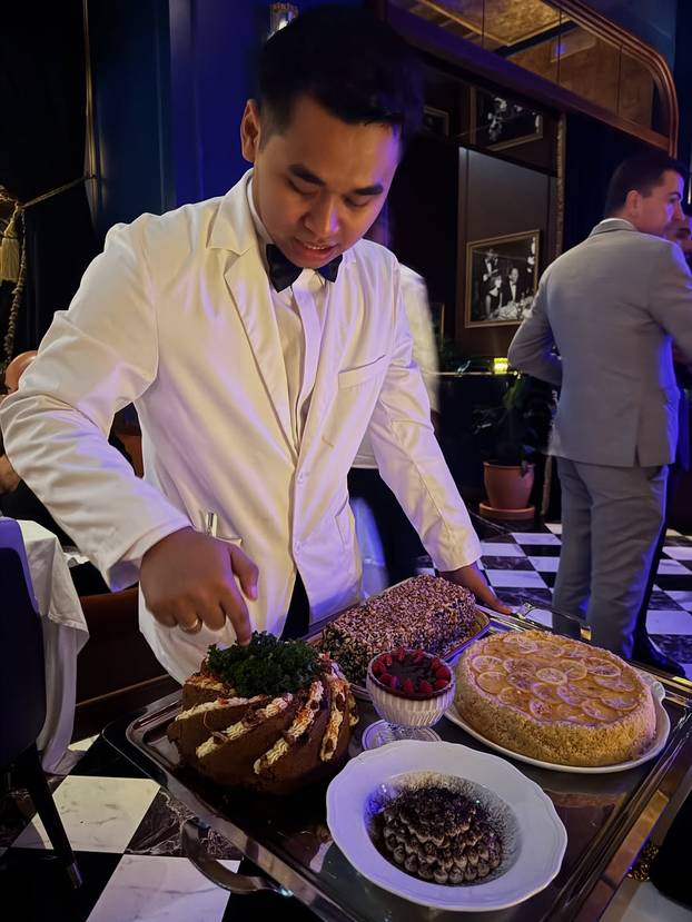 Za njih nema hladnoće i magle! Šime i Maja u badićima pozirali kraj bazena, 'padali' i zagrljaji