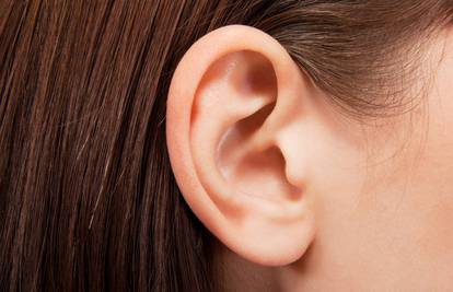Oprez! Ako koristite slušalice, uši treba češće ispirati vodom
