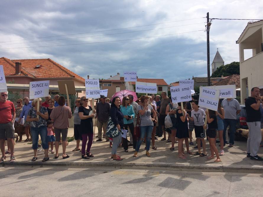 Prosvjeduju jer su im zaklonili zidom najljepši zalazak sunca