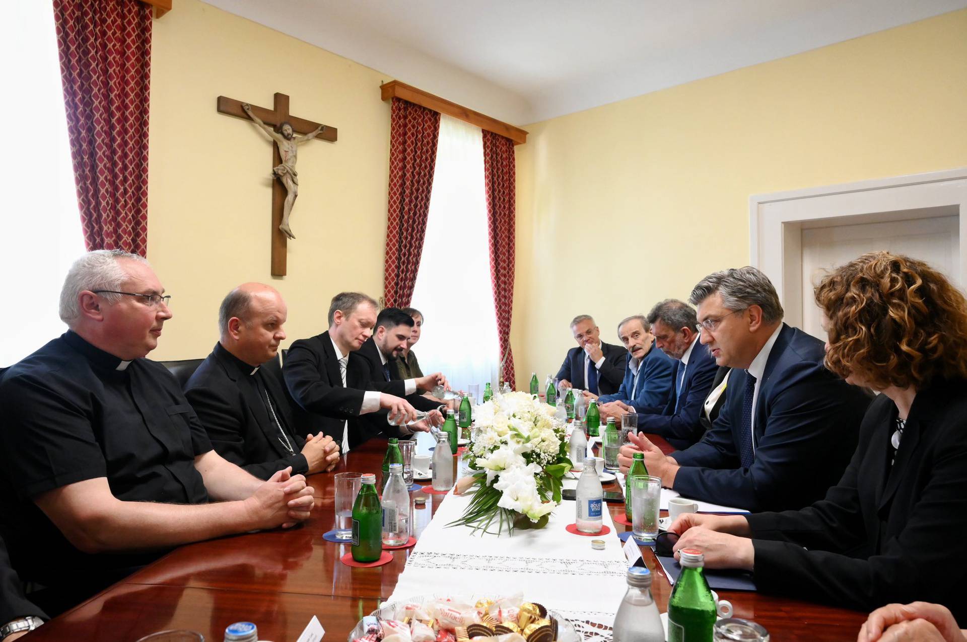 FOTO Plenković sa šeširom u Srijemskoj Mitrovici, pogledajte kako su ga dočekali u Srbiji