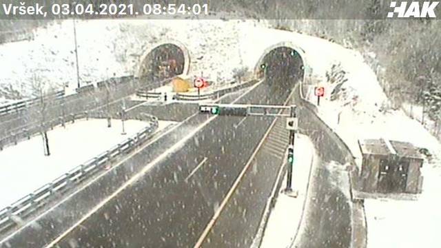 Vozači oprez, snijeg pada u Lici i Gorskom kotaru, a bit će i kiše