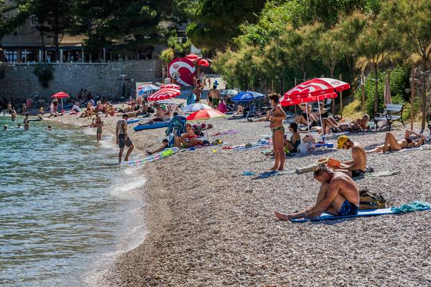 Bol: Ljetni ugođaj na plaži Martinica 