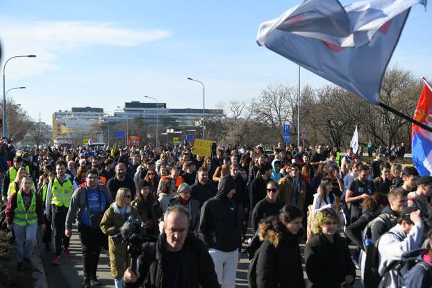 FOTO Krenuo je veliki studentski marš od Beograda do Novog Sada: 'Stići ćemo tamo još jači'