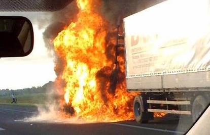 Ježevo: Zapalio se kamion s prikolicom na autocesti