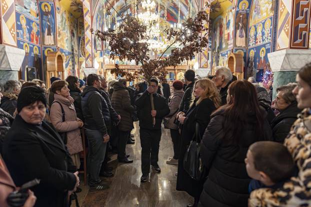 Osijek: U crkvi Uspenja Presvete Bogorodice održano bogoslužje te tradicionalno paljenje badnjaka ispred crkve 