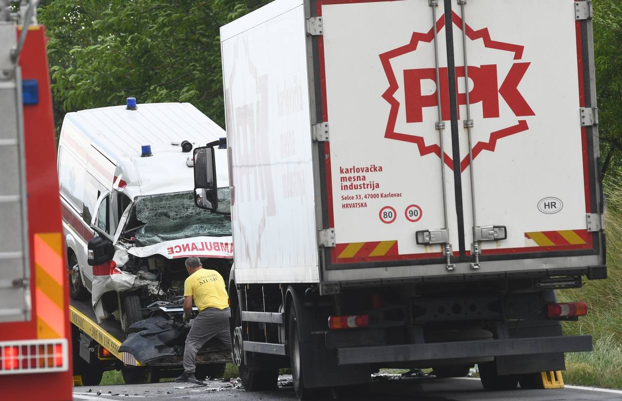 Sudarili se teretno vozilo i sanitet, dvoje ljudi je poginulo