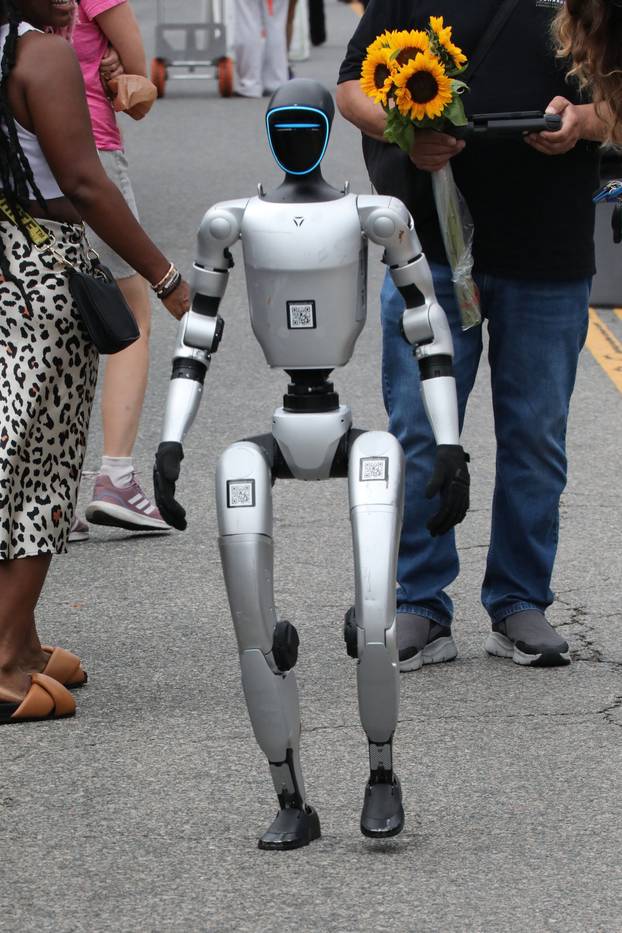 Robot shopping at Studio City Farmers Market