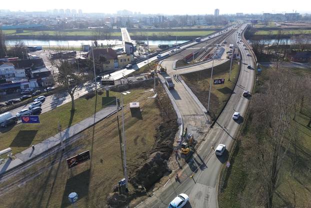 Zagreb: Pogled iz zraka na prometne gužve na prilaznim cestama Jadranskom mostu