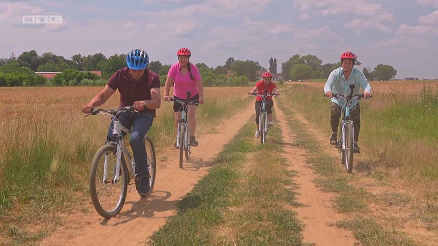 Uh, kakva epizoda slijedi! Jedan farmer kući šalje tri dame, a na tulumu će pasti vrući poljubac