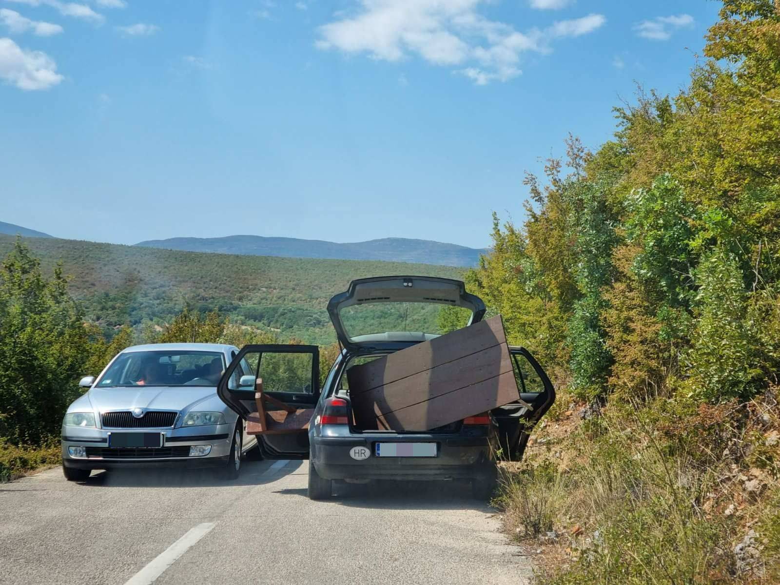 Od vrata do vrata! Natovario u auto stol i klupu, vozio tako kilometrima: 'Šokirali smo se'