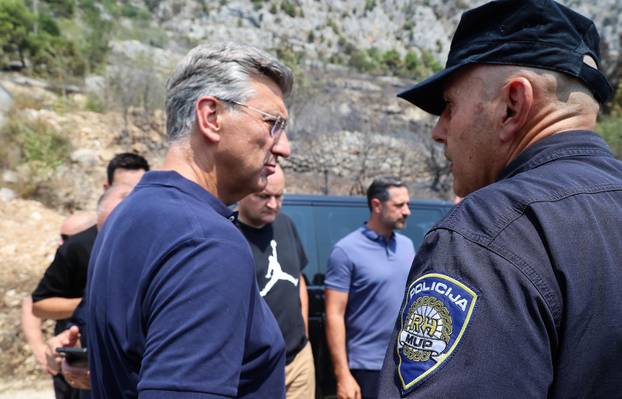 Premijer Andrej Plenković u obilasku požarišta u Omišu