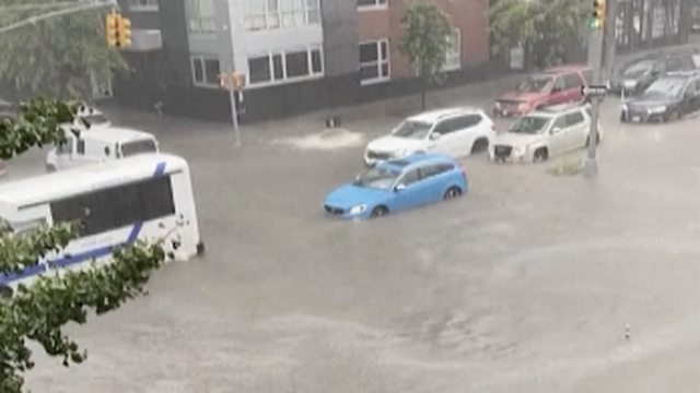 VIDEO  Kaos u New Yorku, grad je pod vodom. Guverner: 'Ova oluja je opasna po život!'
