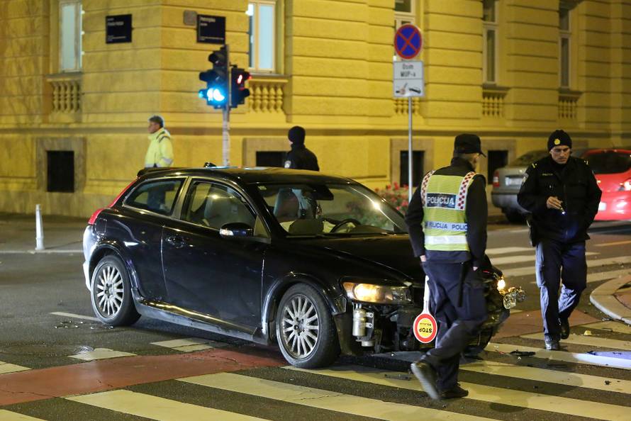 Prošao kroz crveno? Od siline udara BMW odbačen na pločnik