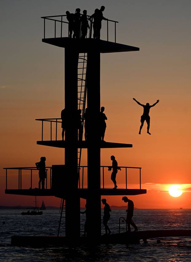Zadar: Skok u more u zalazak sunca