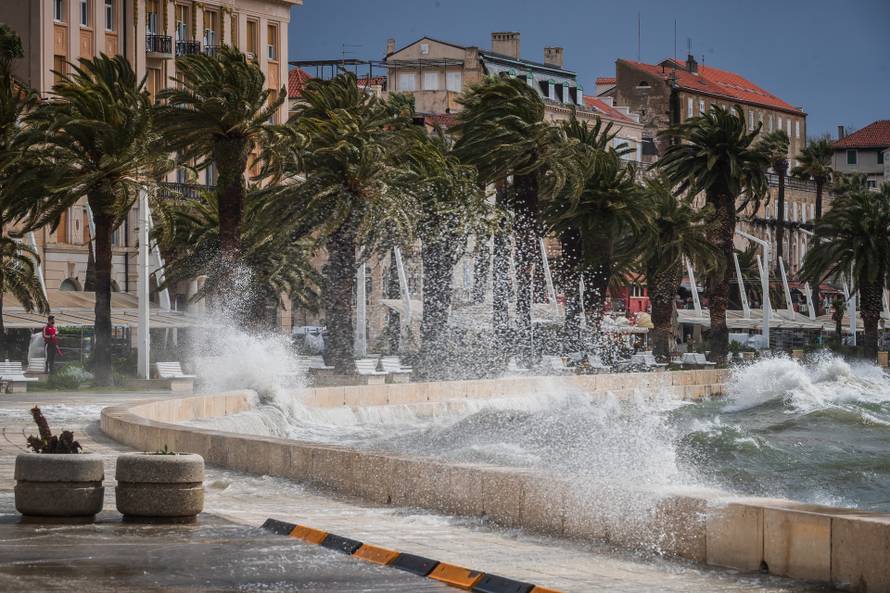 Split: Orkansko jugo potopilo rivu te stvaralo probleme u pomorskom prijevozu