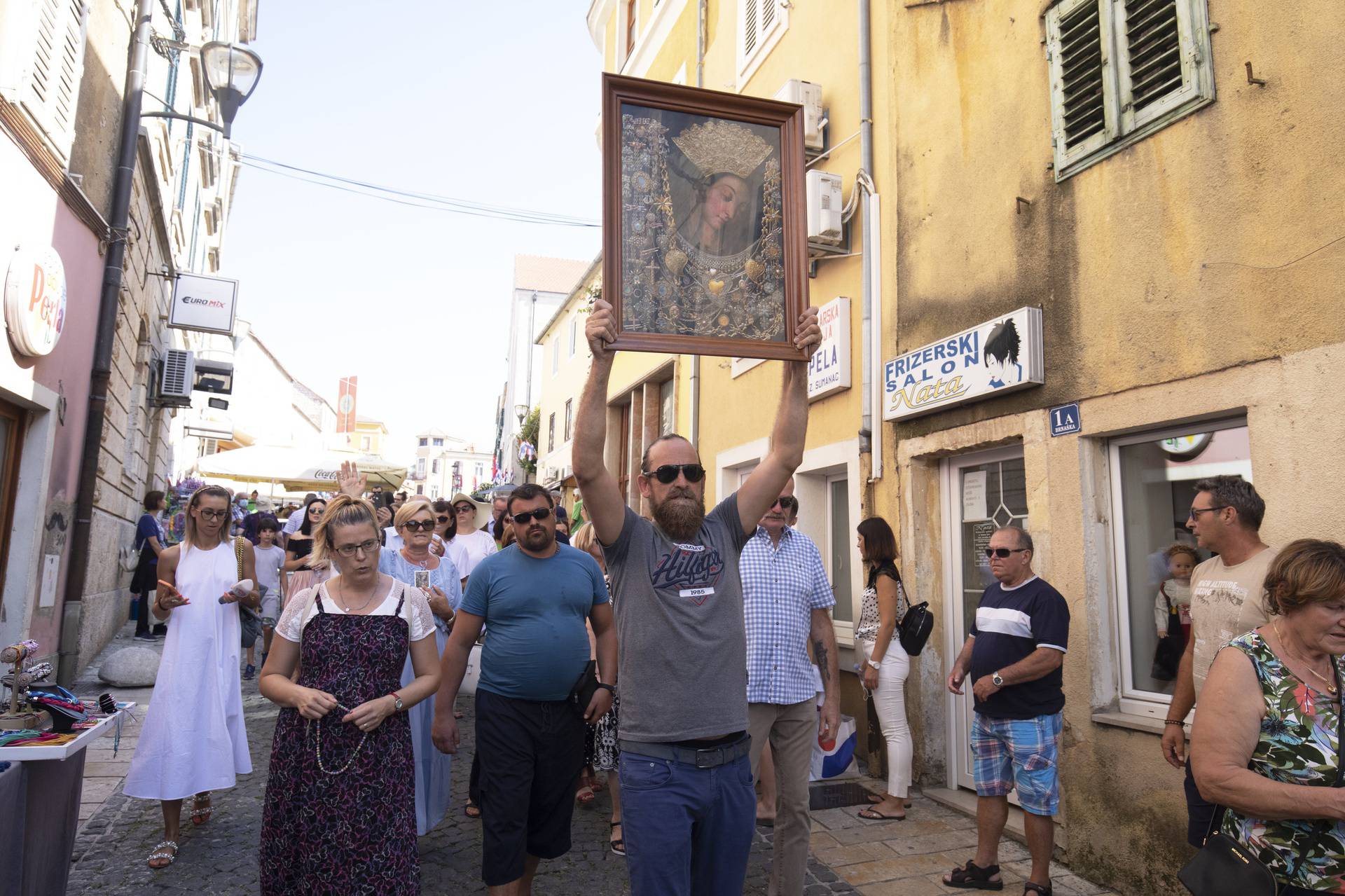 Sinj: Muškarac poveo procesiju ispred svetišta Gospe Sinjske iako je ona otkazana zbog koronavirusa