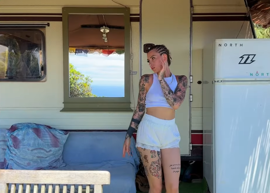 VIDEO Stela Rade objavila novi singl 'Dođeš mi', spot snimila u toplesu na atraktivnoj lokaciji