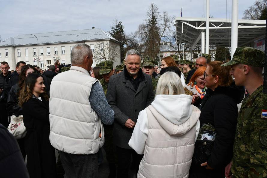 Na svečanoj prisegi ročnika u Požegi pozornost je privukla Diva Perković, kći pjevača Marka Perkovića Thompsona