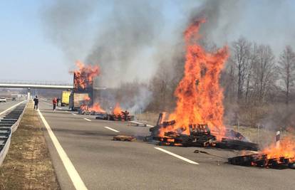 Palete se zapalile na kamionu, u plamenu ih bacali na cestu