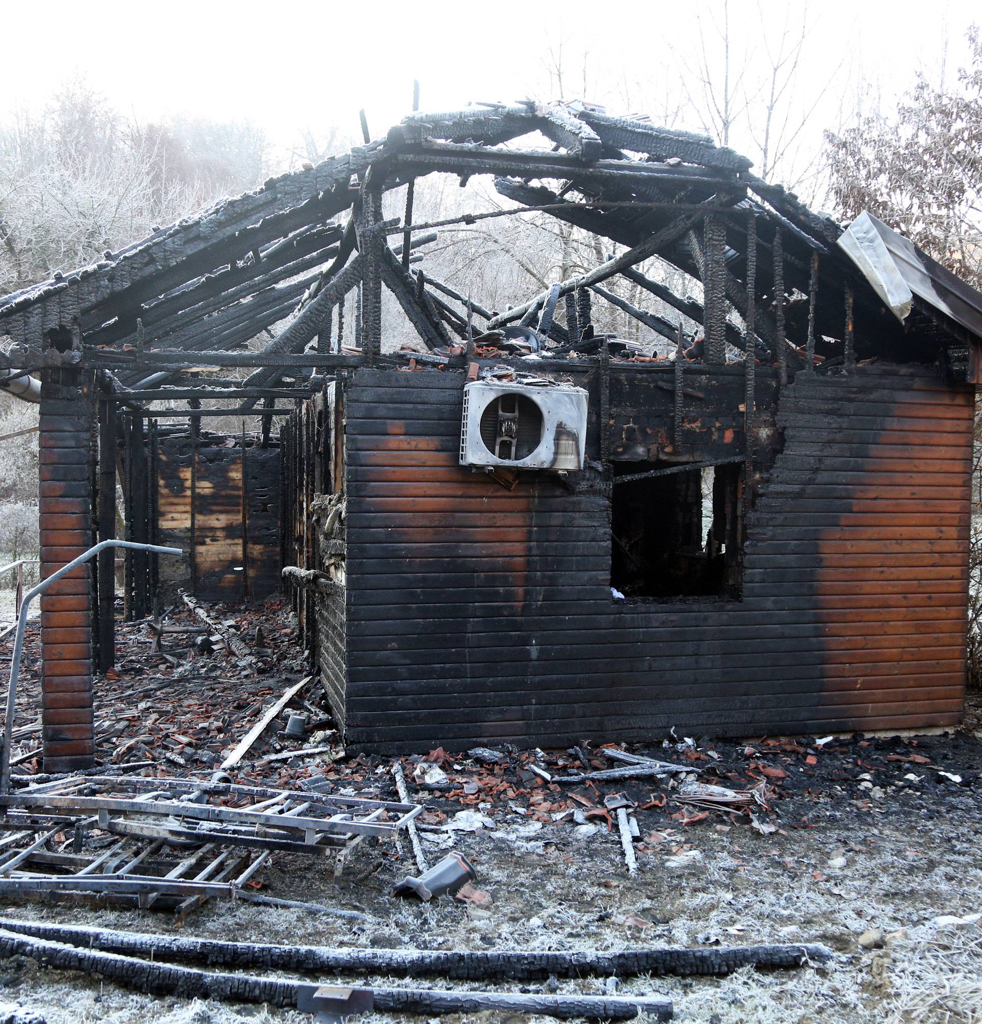 Prodaju kuću kraj zgarišta doma  u kojem su izgorjeli ljudi