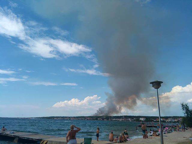 Crni dim vidi se sa svih strana: Gorjela borova šuma kod Zadra