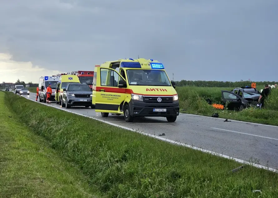 Težak sudar dva automobila kod Koprivnice: Četvero ozlijeđenih,  vatrogasci ih izvlačili iz vozila!