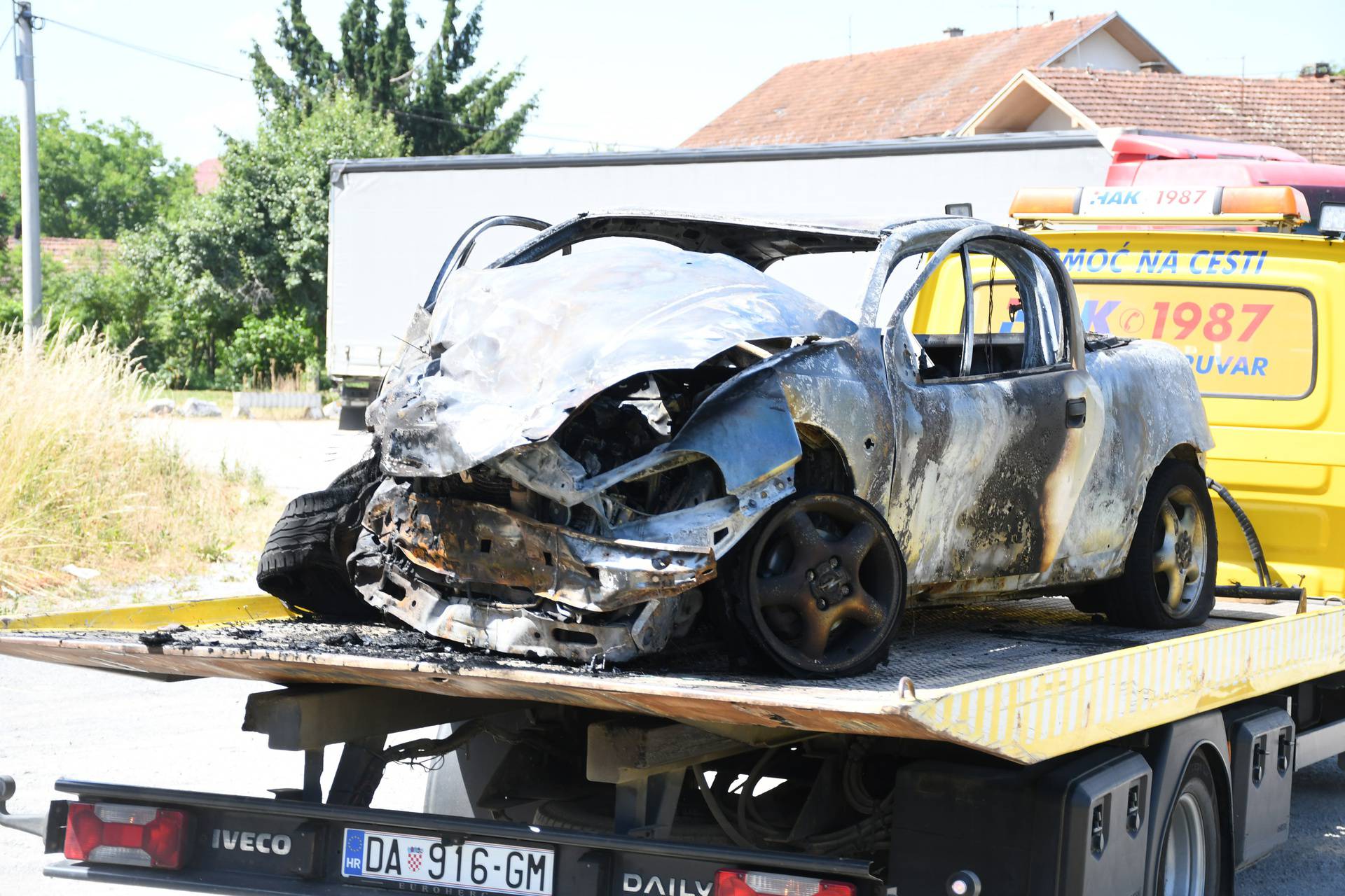 Troje ozlijeđenih u sudaru kod  Daruvara, jedan automobil potpuno izgorio nakon nesreće