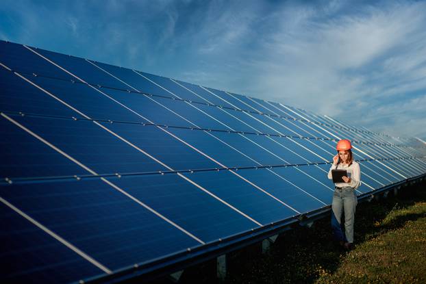 Inspector,Engineer,Woman,Holding,Digital,Tablet,Working,In,Solar,Panels