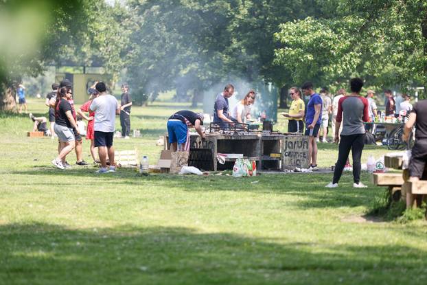 Zagreb: Građani na Jarunu uživali u roštiljanju  i druženju 