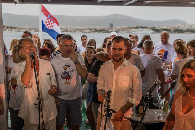 Split: Koncert u čast Oliveru Dragojeviću  na trajektu za Velu Luku