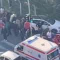 U&zcaron;as u Beogradu: Autom se zabio u grupu ljudi. Dvoje ljudi ostalo je zarobljeno ispod auta