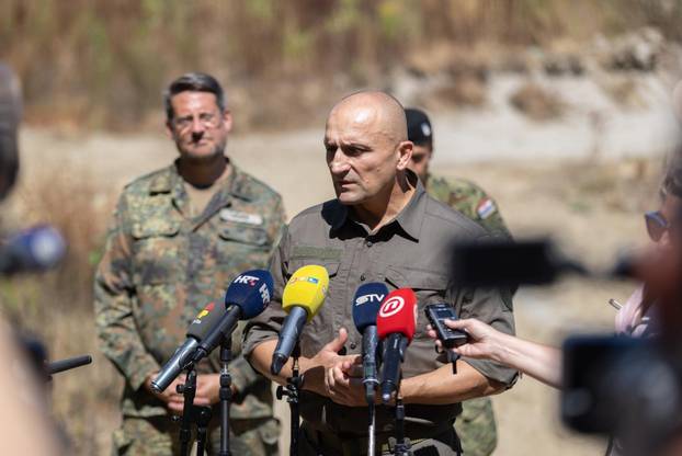 Osijek: Ministar Ivan Anu&scaron;i&cacute; na izvla&ccaron;enju replike nasukanog anti&ccaron;kog rimskog broda na obali rijeke Drave