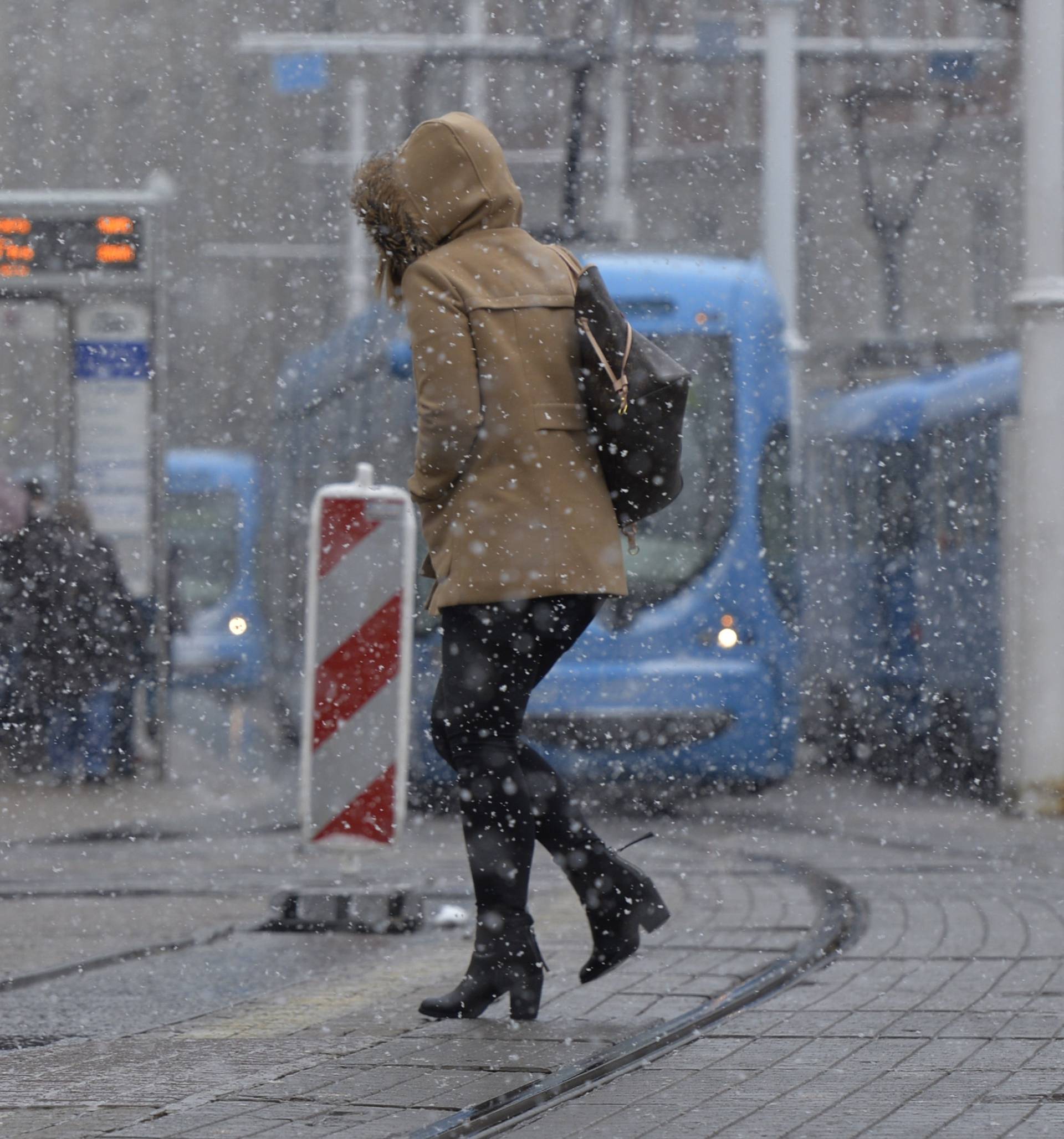 Snijeg stiže i u nizine, puhat će vjetar, na Jadranu olujna bura