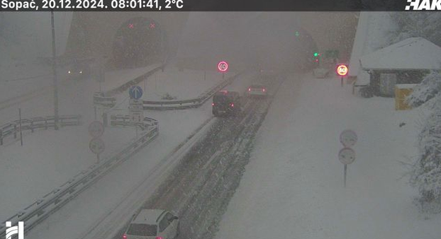 FOTO Ovako izgledaju autoceste jutros, sve pod snijegom. Nema pravca za kamione prema Istri