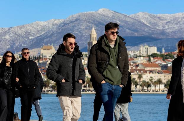 Zubato sunce u Splitu izmamilo je brojne šetače