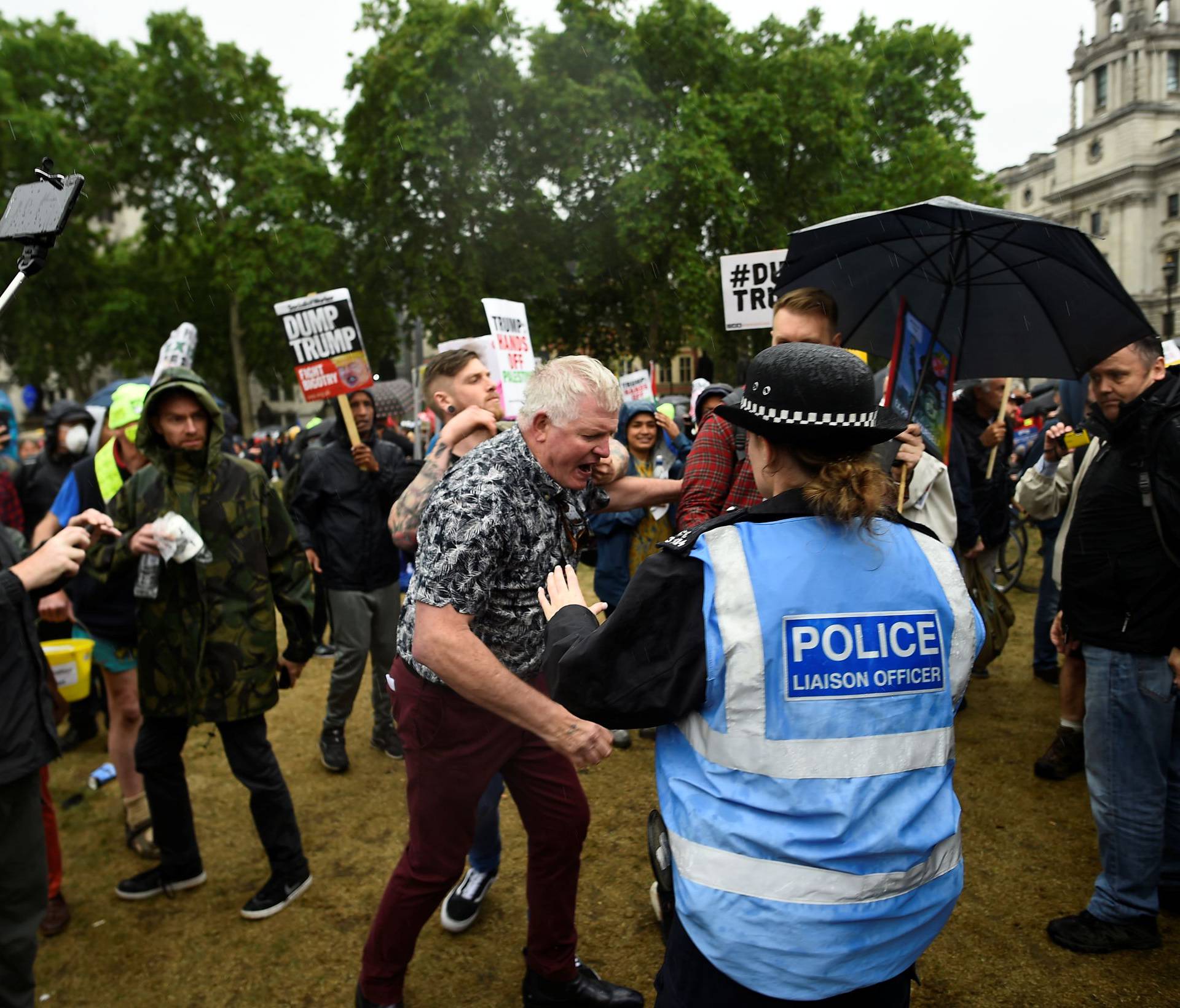 Video: Bijesna rulja u Londonu prebila je Trumpove poklonike