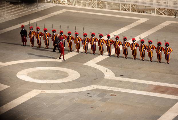 Rim: Brojni vjernici na Trgu sv. Petra čekaju procesiju s tijelom pape Franje