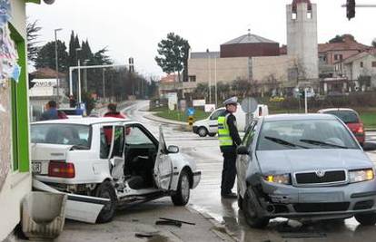 U sudaru auta kraj kafića u Puli troje ozlijeđenih ljudi