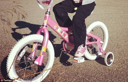 Ponosni roditelji: Kćerkica J. Albe prvi put je sjela na bicikl
