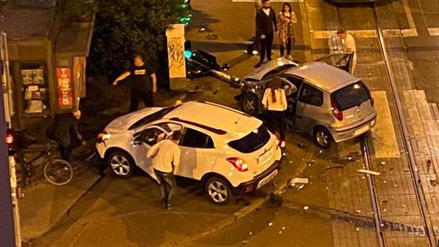 Sudar dva vozača u Zagrebu, jedan auto odletio u semafor...