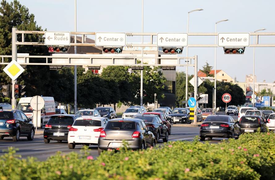 Obustavljen promet Zagrebačkom avenijom zbog problema prilikom istakanja plina