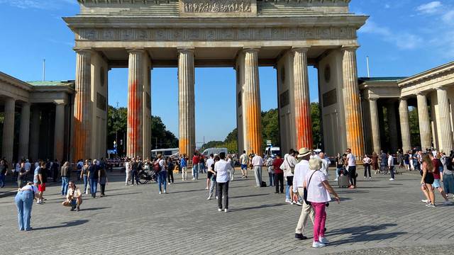 Last Generation climate protesters douse Brandenburg Gate columns in paint