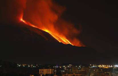 Etna sat vremena izbacivala lavu i zatvorila zračnu luku