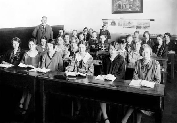 MÃ¤dchenschule, 1930er Jahre, genauer Ort unbekannt, Deutschland