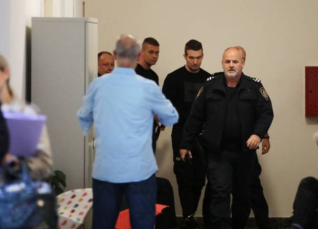 Rijeka: Pravosudni policajci dovode bra&cacute;u Vinkovi&cacute; na &Zcaron;upanijski sud