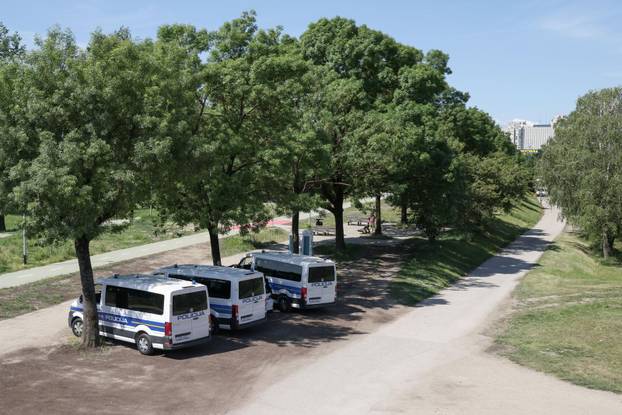 Zagreb: Policija na Trnjanskom nasipu uoči održavanja Trnjanskih krijesova